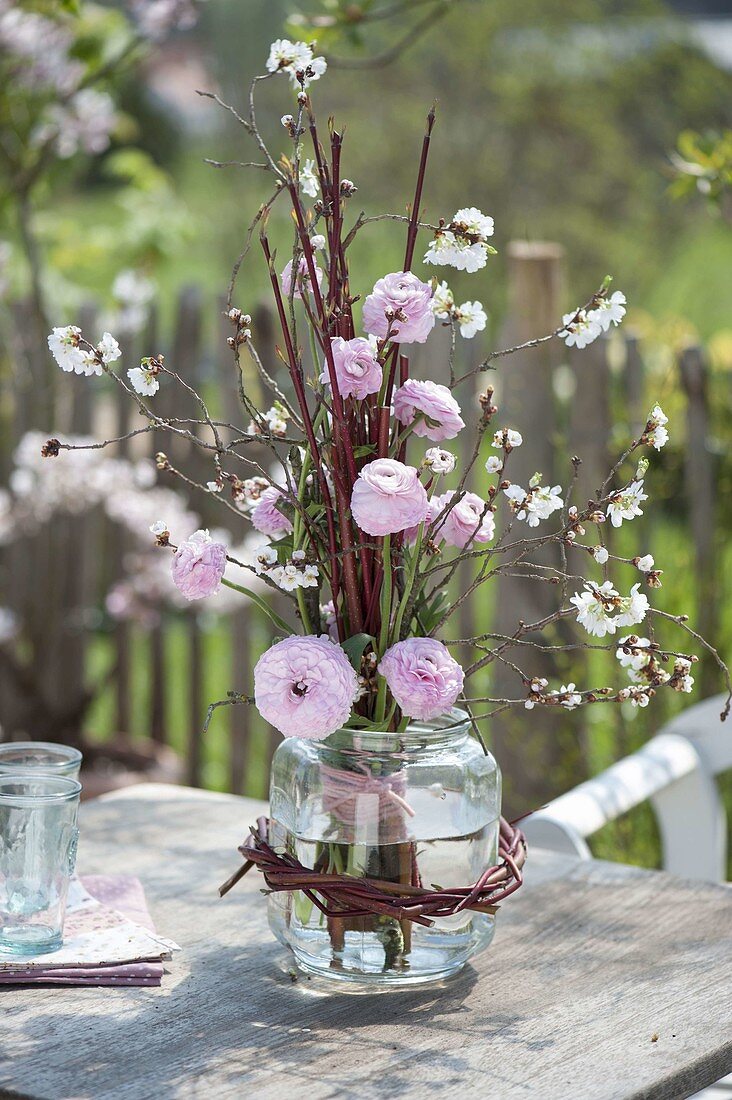 Steh-Strauss mit Zweigen von Cornus (Hartriegel), Prunus (Zierkirsche)