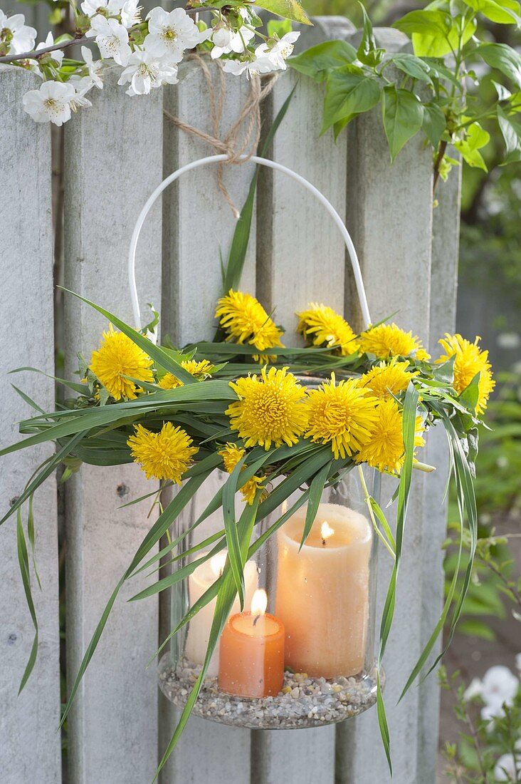 Windlicht mit Kranz aus Gräsern und Taraxacum (Löwenzahn)