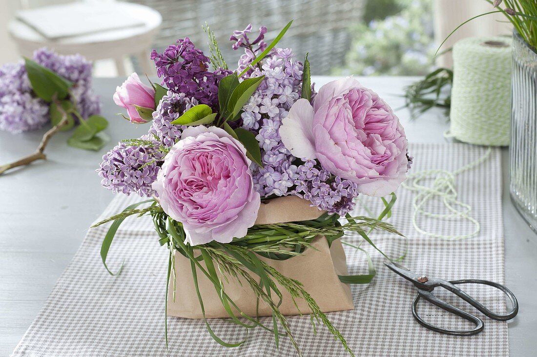 Kleiner Duftstrauss aus Rosa (Rose) und Syringa (Flieder) mit Manschette