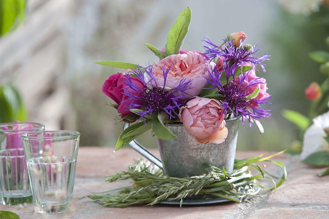 Small bouquet with flowers of Rosa (roses), Centaurea montana