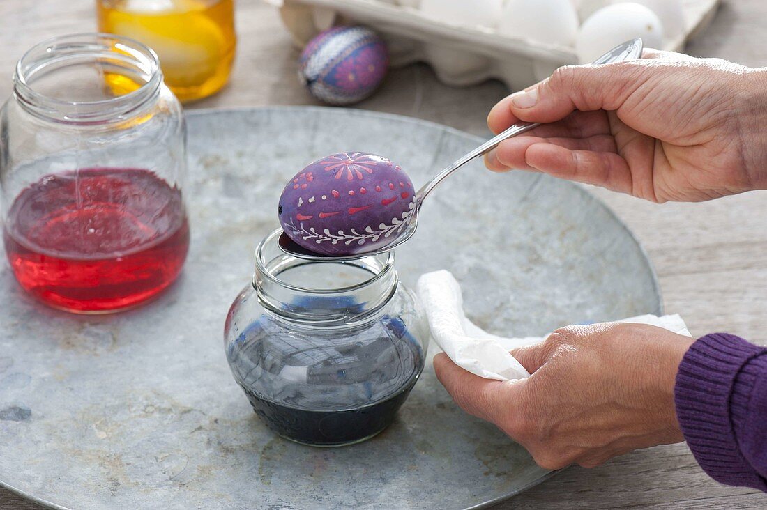 Eier färben mit Wachsreservierungstechnik