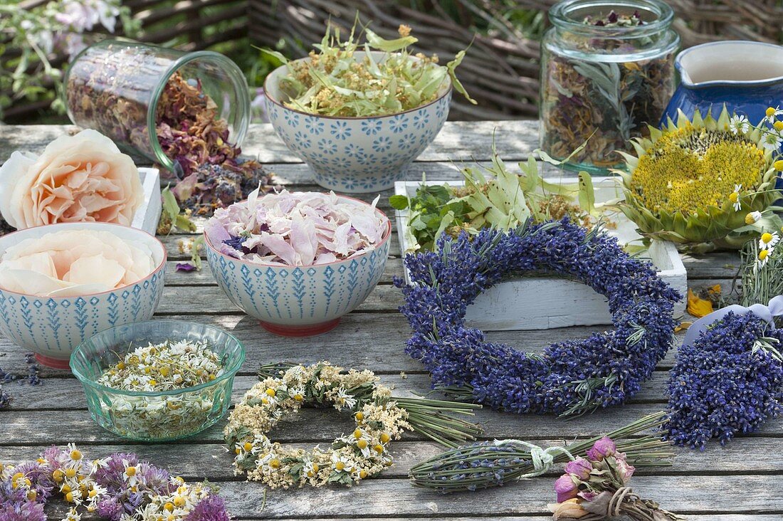 Herb table: rose (rose blossoms), lavender (lavandula) wreath