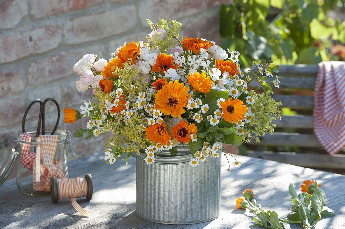 Strauss aus Calendula (Ringelblumen), Tanacetum parthenium (Mutterkraut)