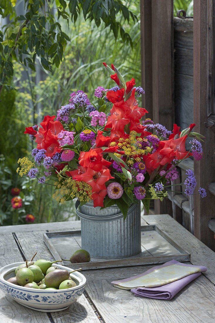 Spätsommerstrauss aus Gladiolus (Gladiolen), Zinnia (Zinnien), Fenchel