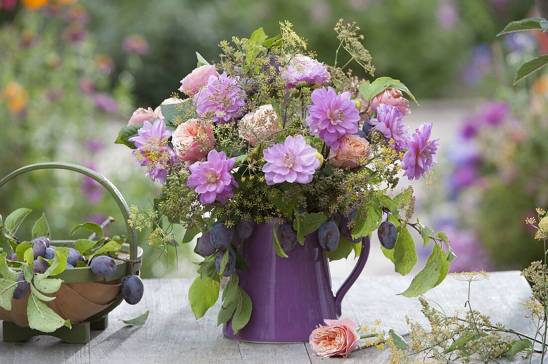 Herbststrauss mit Dahlia (Dahlien), Rosa (Rosen), Fenchel (Foeniculum)