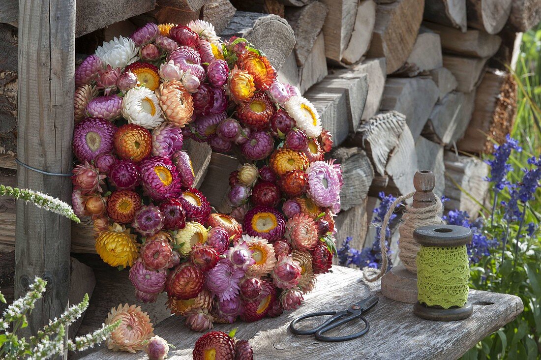 Gesteckter Kranz aus Helichrysum (Strohblumen)