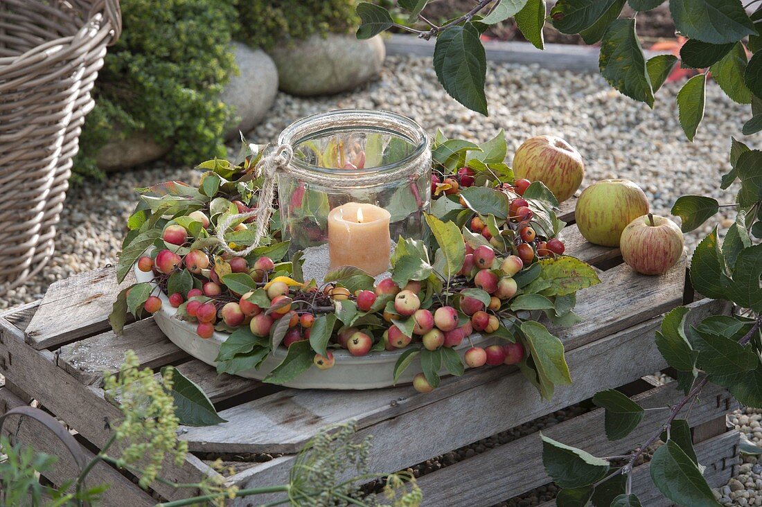 Kranz aus Malus (Zieräpfeln) mit Einmachglas als Windlicht in der Mitte