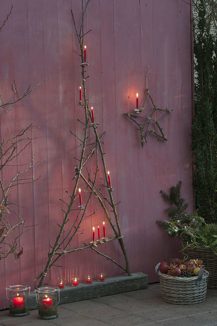 Stilisierter Weihnachtsbaum aus Apfelzweigen