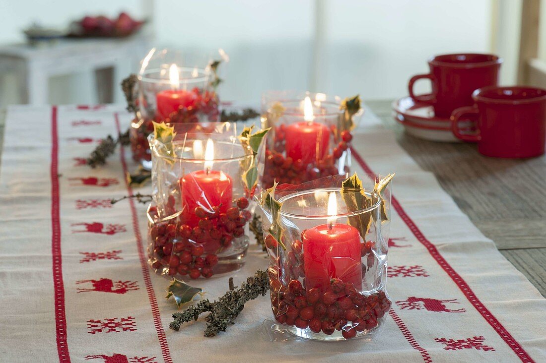 Anstelle Adventskranz hier Adventslichter : Gläser mit roten Kerzen