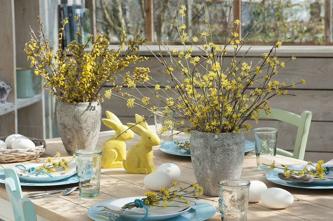 Gedeckter Ostertisch im Wintergarten