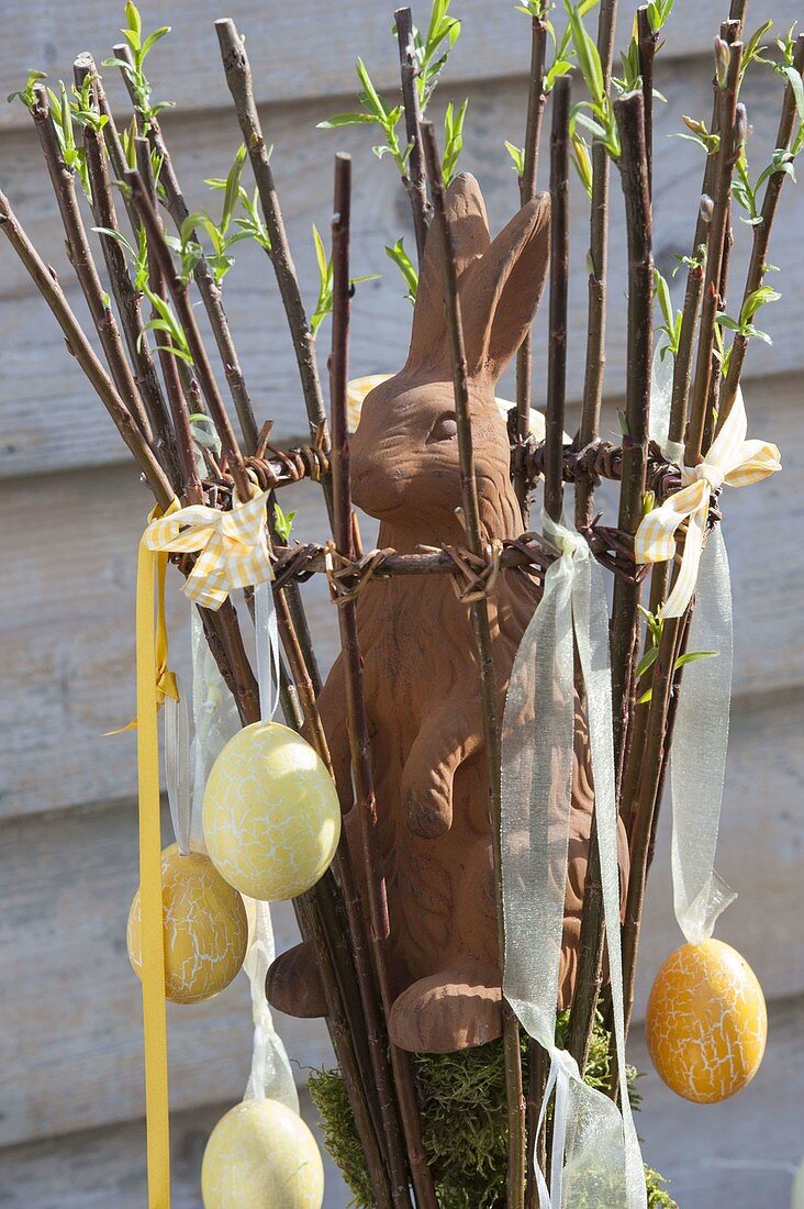 Lebendiges Weiden-Flechtwerk als Osterdeko auf der Terrasse