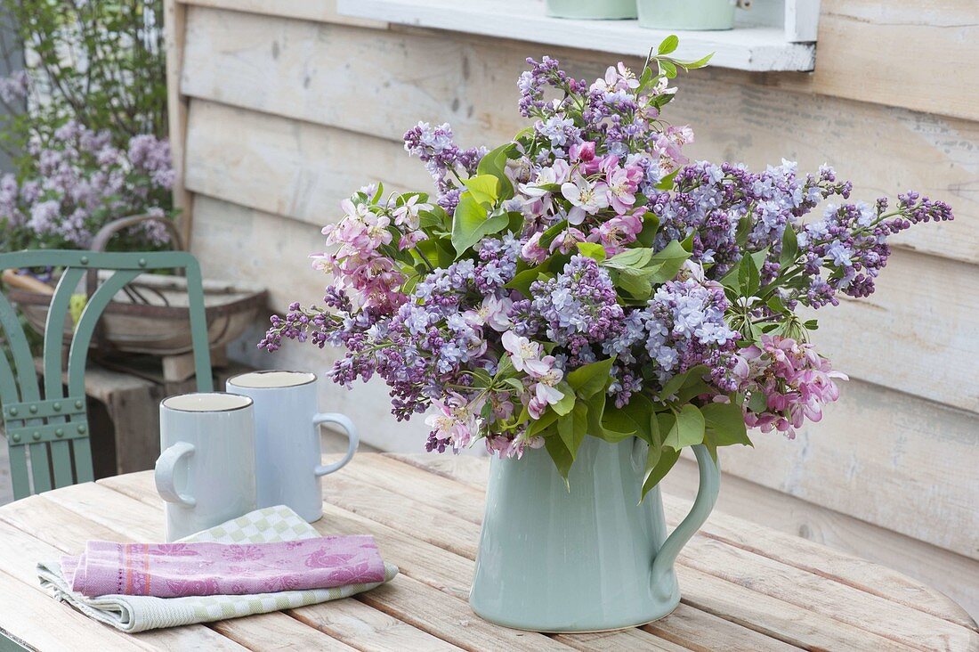 Frühlingsstrauss mit Syringa (Flieder) und Malus (Zierapfel)