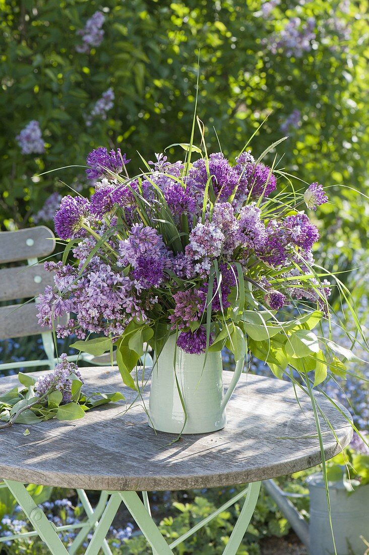 Violetter Strauss aus Allium (Zierlauch), Syringa (Flieder) und Gräsern