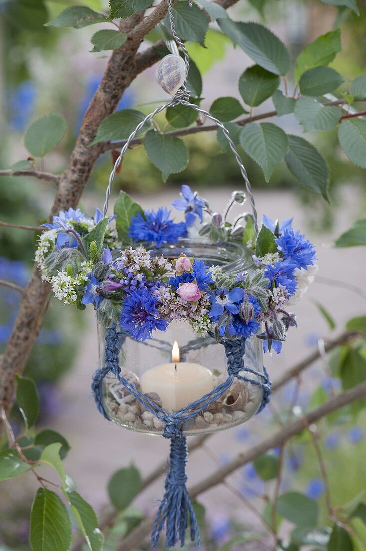 Einmachglas mit Makramee als Windlicht an Baum , kleiner Sommer-Kranz