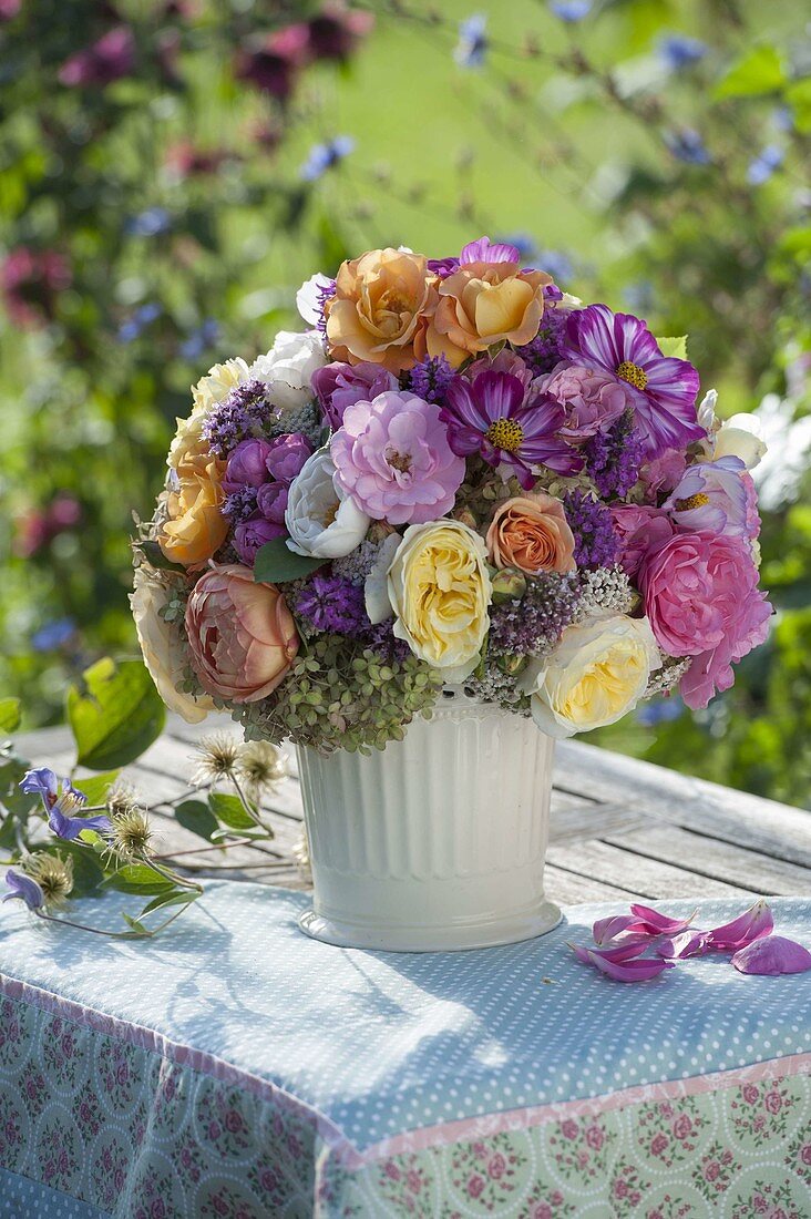 Gartenstrauss aus Rosa (Rosen), Hydrangea (Hortensien), Cosmos