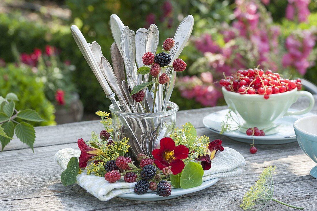 Einmachglas mit Besteck in Kranz aus Brombeeren (Rubus), Fenchel