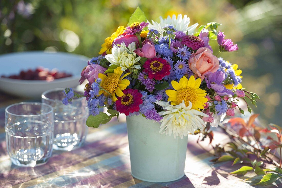 Bunter Strauss aus Dahlia (Dahlien), Helianthus (Sonnenblumen), Zinnia