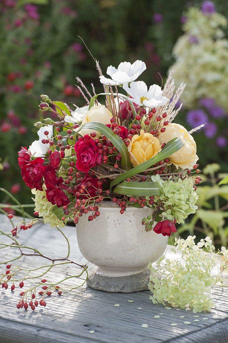 Kleiner Strauss aus Rosa (Rosen, Hagebutten), Cosmos (Schmuckkörbchen