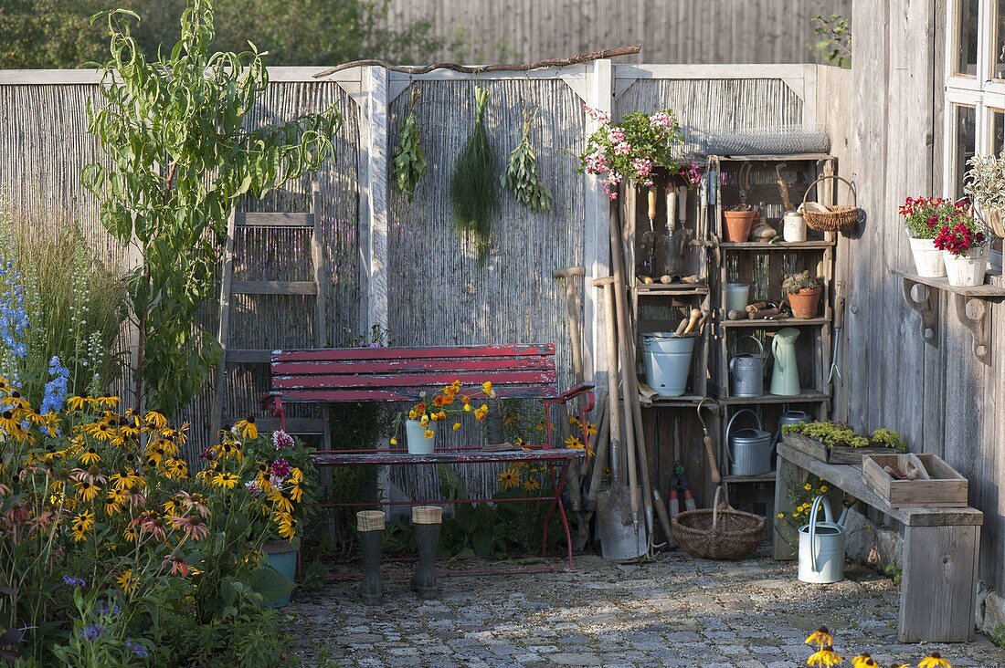 Kleine Terrasse mit Sichtschutz als Arbeitsplatz am Gartenhaus