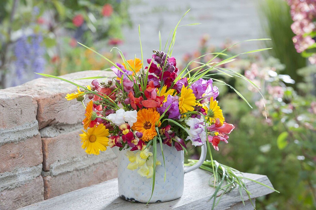 Bunter Strauss mit Sommerblumen und Gräsern