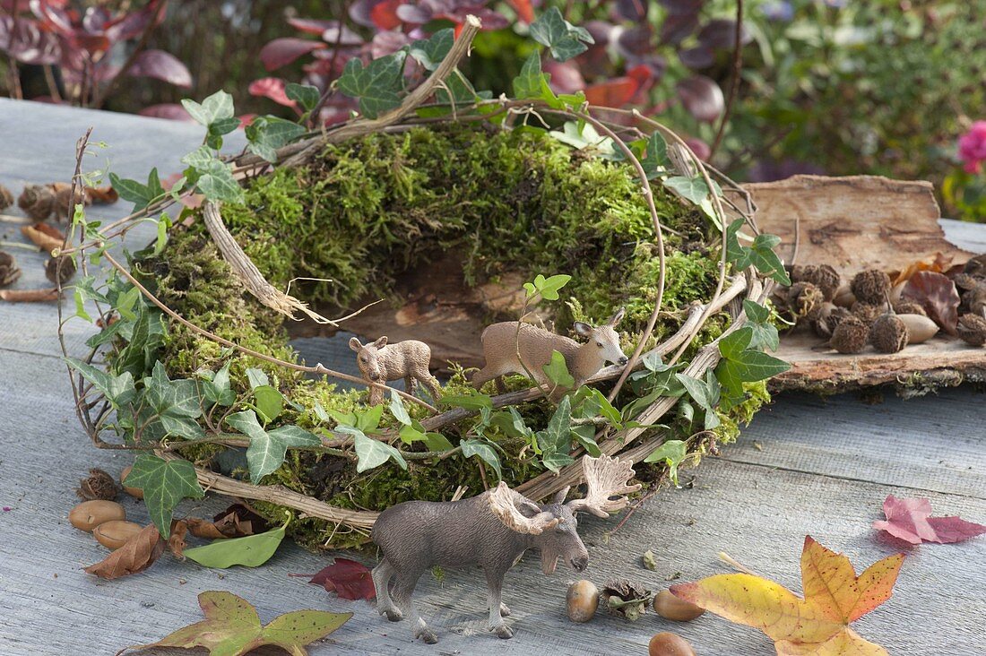 Floristische Dekorationen mit Fundstuecken aus dem Herbstwald