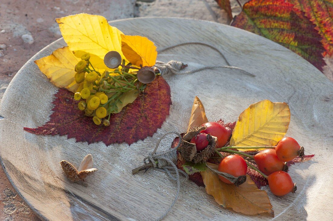 Floristische Dekorationen mit Fundstücken aus dem Herbstwald