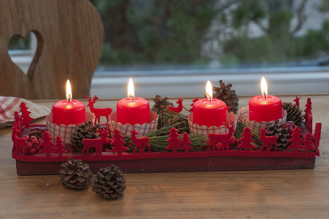 Holz-Untersetzer als Adventskranz mit 4 roten Kerzen, Ilex