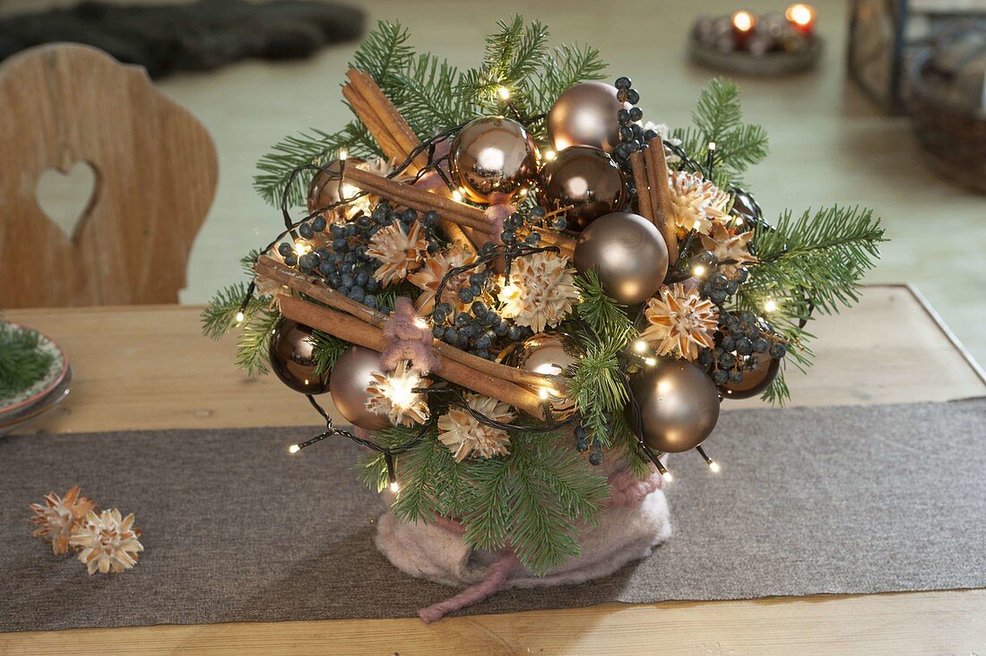 Weihnachtsstrauss mit kupfer-braunen Baumkugeln, Zweigen von Abies nobilis