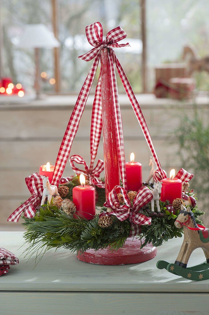 Hängender Adventskranz auf Holz-Ständer