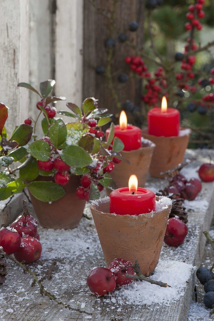 Terracotta pots as candlesticks, Gaultheria procumbens