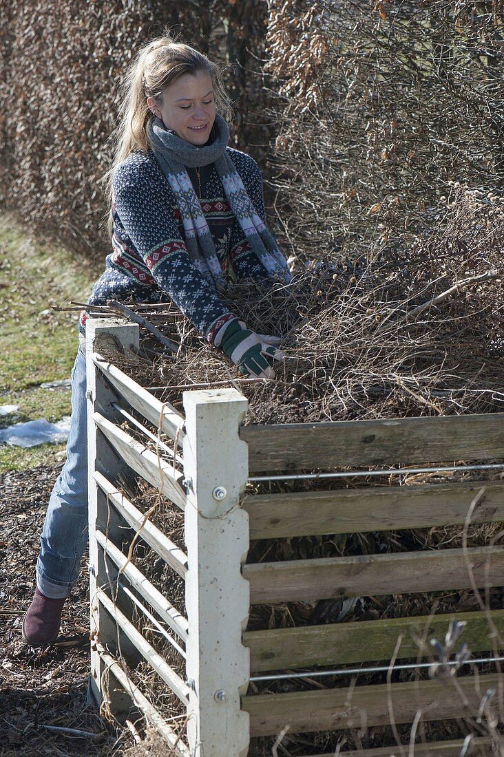 Frau macht Frühjahrsputz im Garten