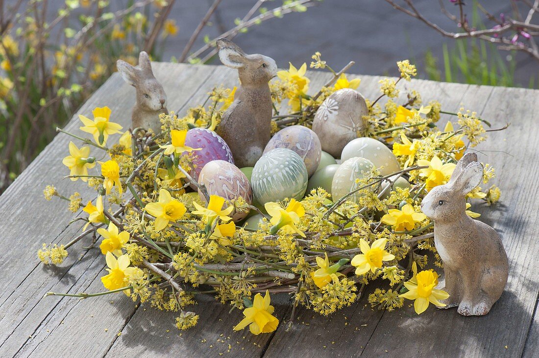 Gelber Osterkranz aus Zweigen von Cornus mas (Kornelkirsche) und Blüten