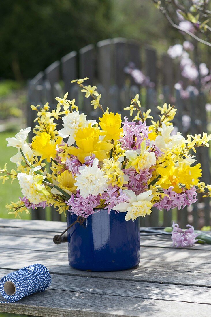 Üppiger Strauss aus Hyacinthus (Hyazinthen), Narcissus (Narzissen)