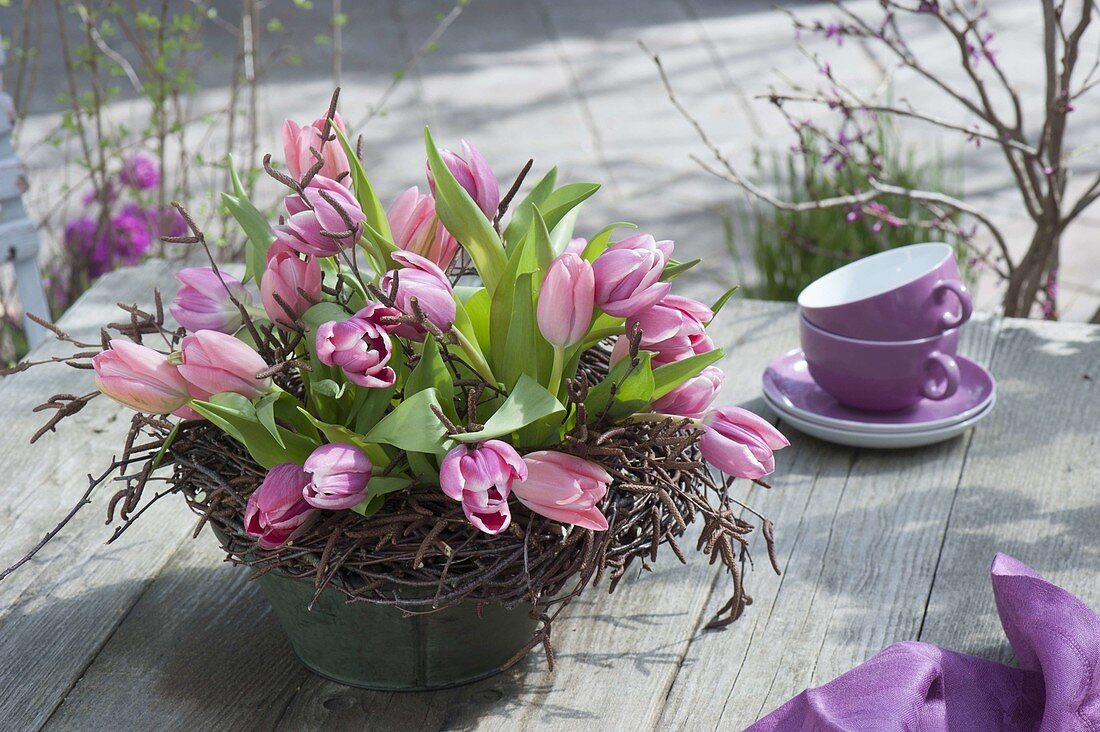 Tulpen-Gesteck in Kranz aus Birkenreisern