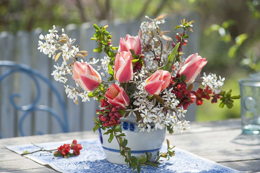 Strauss aus Zweigen von Chaenomeles (Zierquitte) und Amelanchier