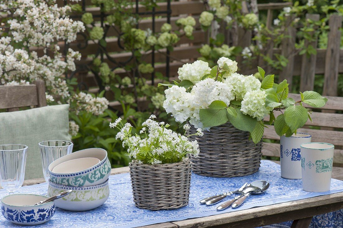White table decoration with viburnum and woodruff