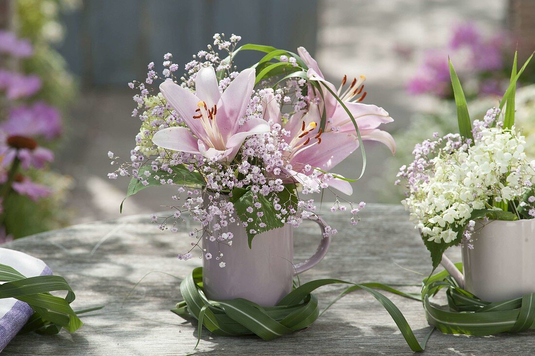 Small bouquets in coffee cups