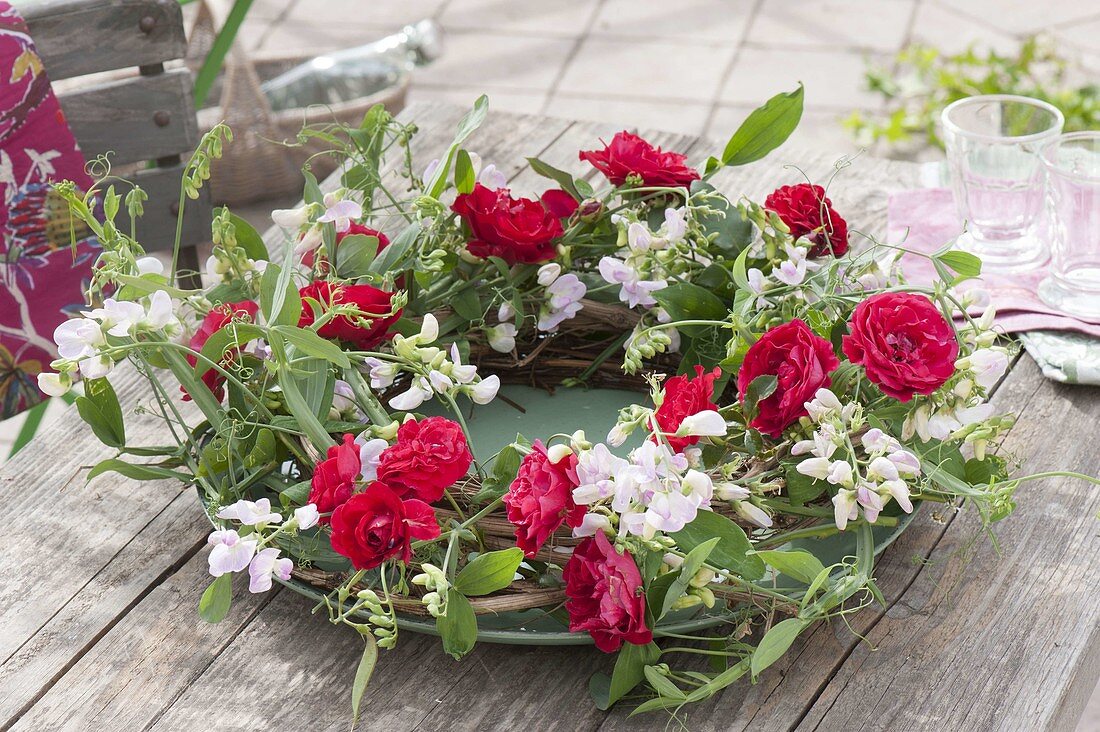 Cottage wreath with red Rosa and Lathyrus latifolius 'Rosa Perle'