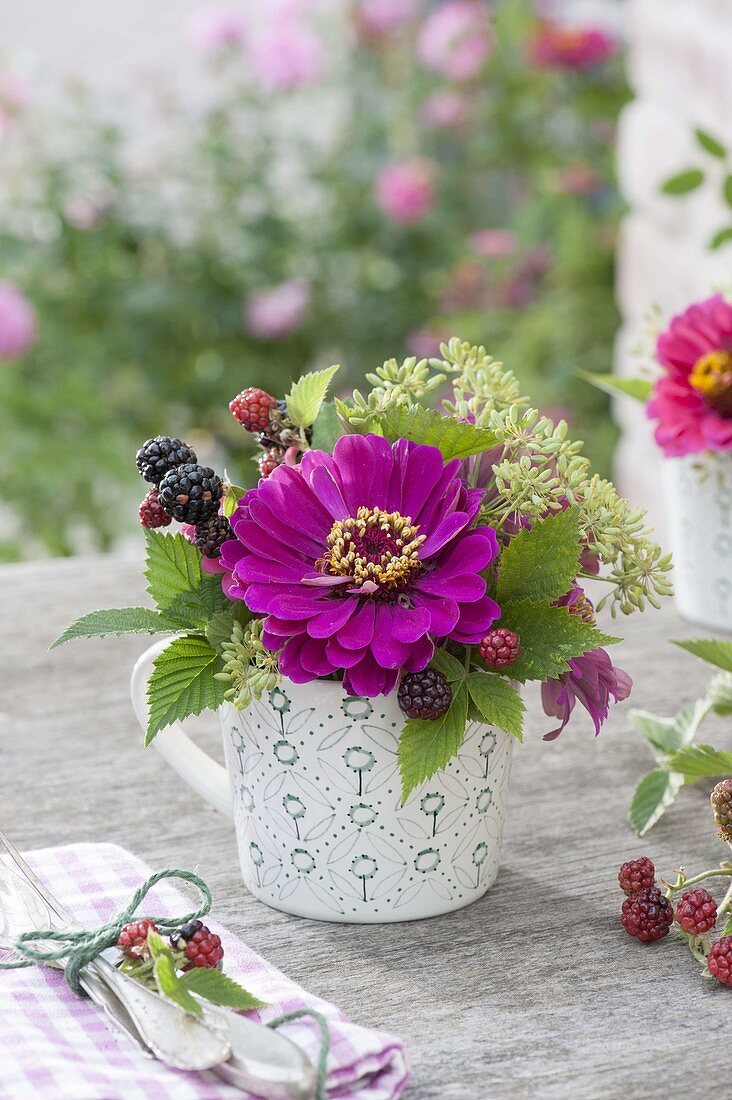 Mini-Strauss in Tasse mit Zinnia (Zinnie), Brombeeren (Rubus)