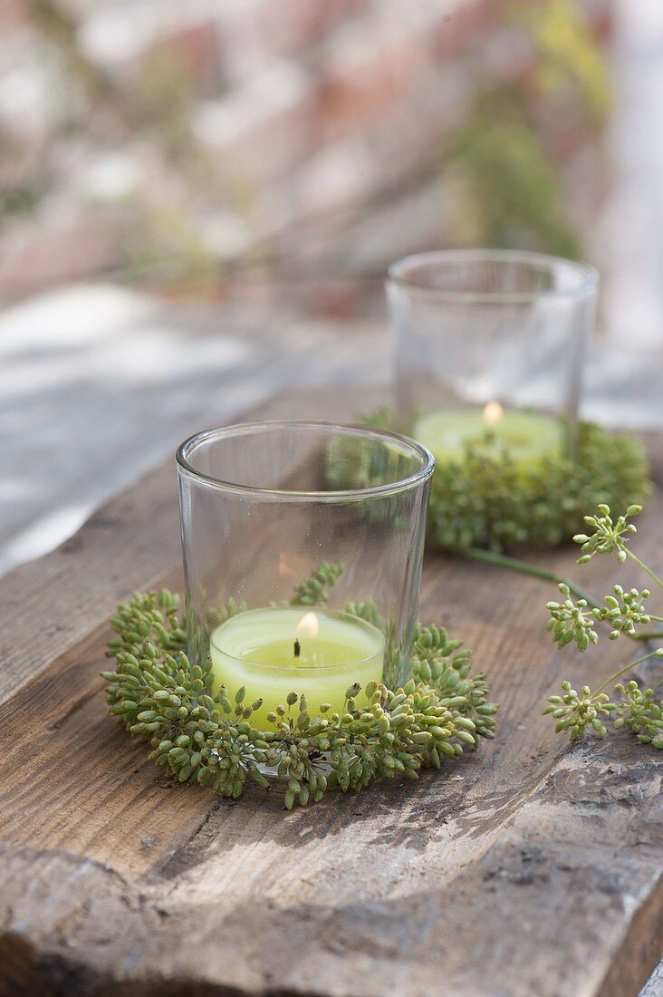 Kleine Windlichter mit Kränzchen aus Fenchel (Foeniculum)