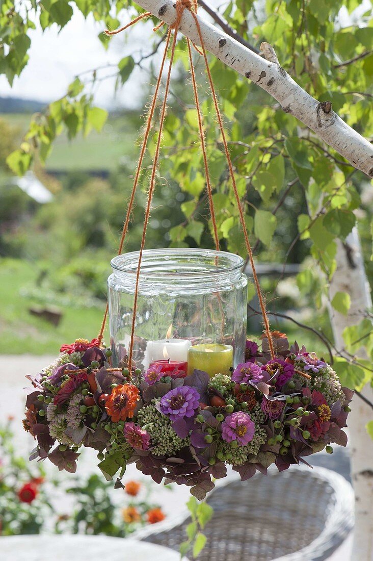 Windlicht in Kranz aus Zinnia (Zinnien), Sedum (Fetthenne), Hydrangea