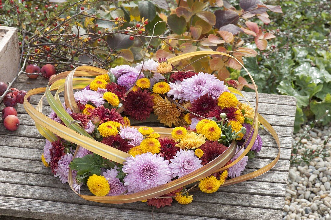 Gesteckter Kranz aus Chrysanthemum (Herbstchrysanthemen)