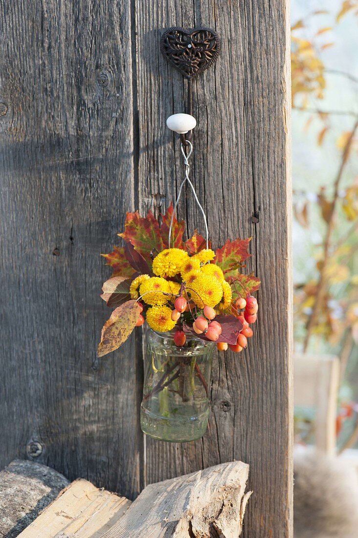Kleiner Strauss aus Chrysanthemum (Herbstchrysanthemen), Herbstlaub
