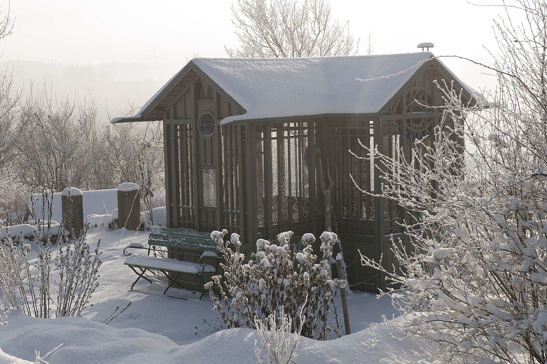 Teehaus im verschneiten Garten
