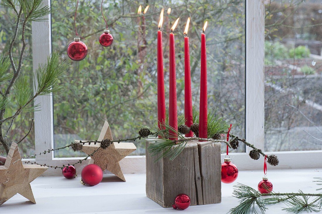 Ungewoehnlicher Adventskranz mit Holzklotz als Kerzenhalter