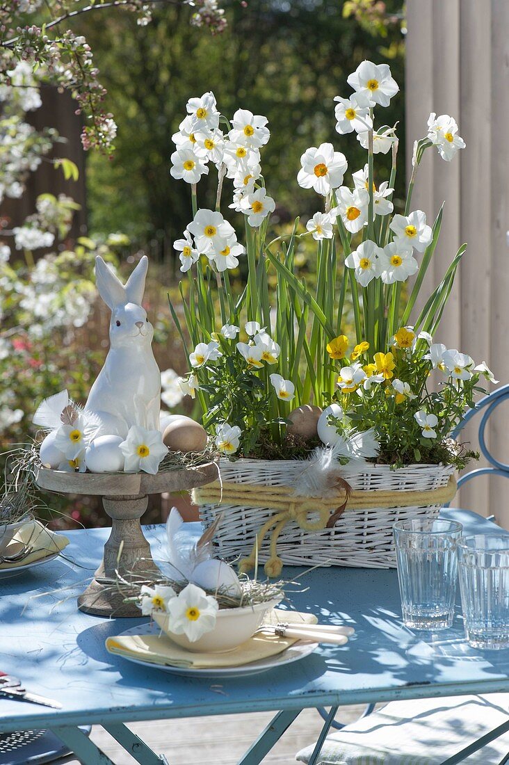 weiße Oster - Tischdeko auf der Terrasse