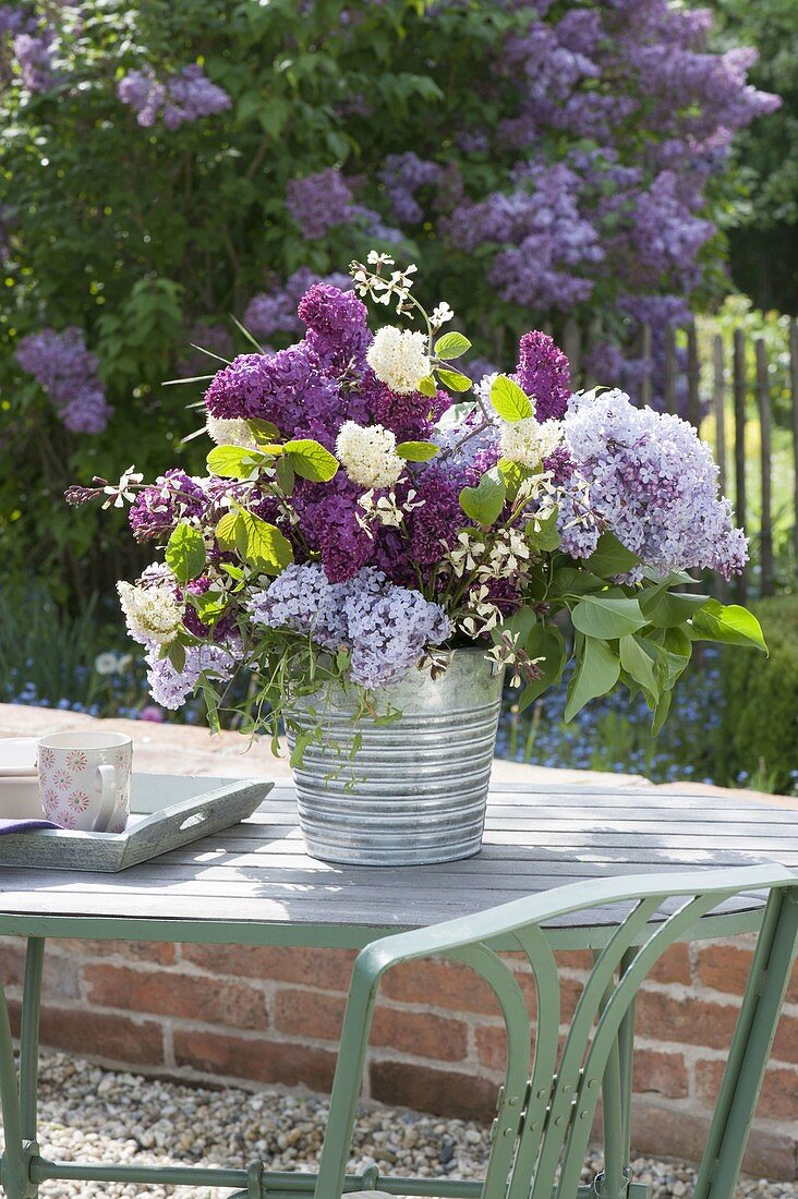 Duftstrauss aus Syringa (Flieder), Viburnum lantana (Schneeball)