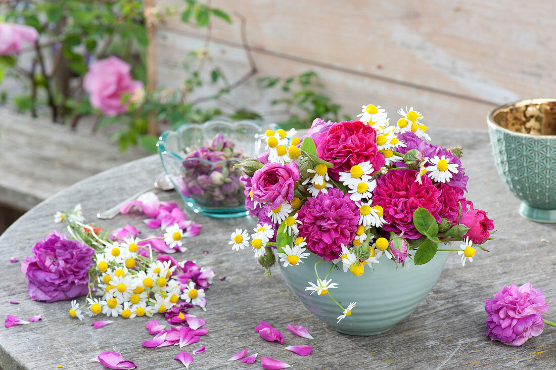 Strauss und Blüten von duftenden Rosa (Rosen) und Matricaria