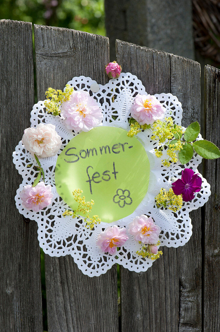 Rosette made of cake topping invites you to a summer party