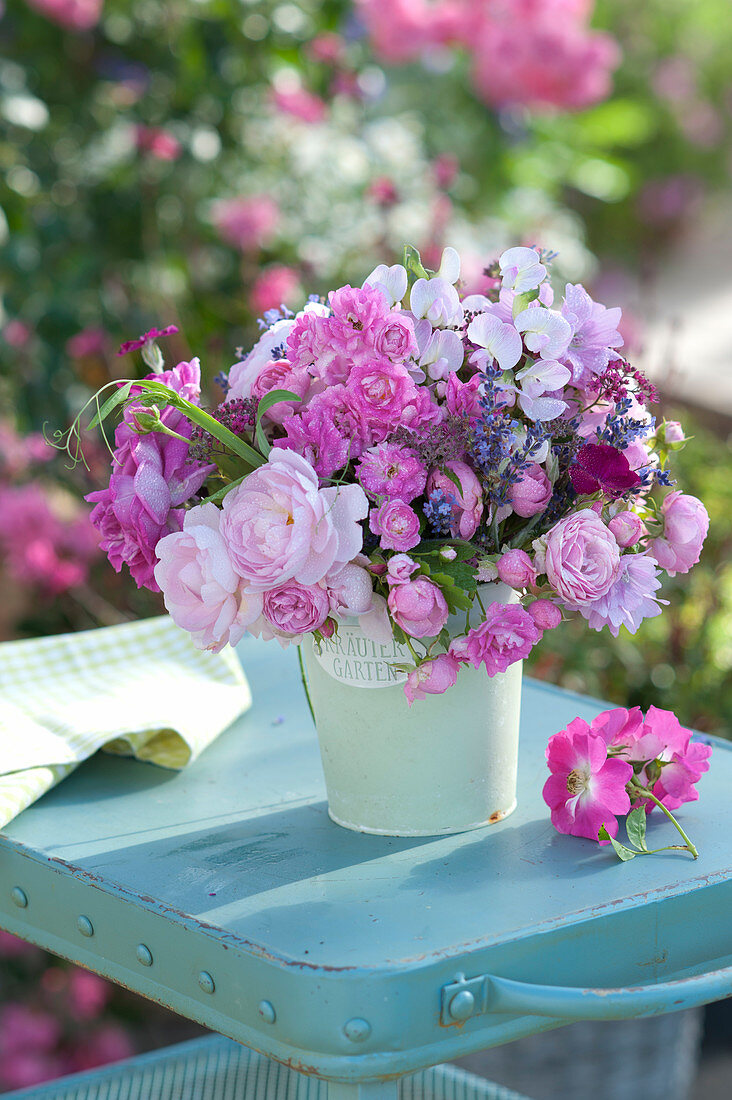 Small bouquet of different Rosa (Rose), Lathyrus